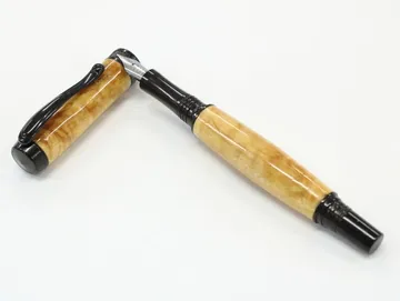 Diamond knurl fountain pen in maple with black chrome trim